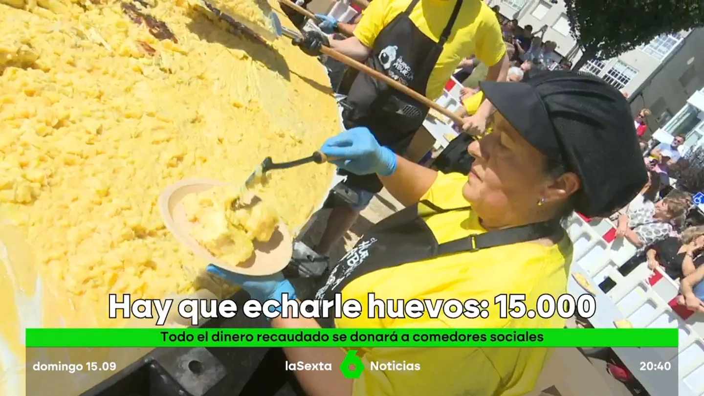Preparan la tortilla más grande del mundo en Galicia, con 15.000 huevos y 1.700 kilos de patatas Preparan la tortilla más grande del mundo en Galicia, con 15.000 huevos y 1.700 kilos de patatas