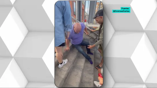 Carlos, persona de movilidad reducida, subiendo las escaleras con sus brazos Carlos, persona de movilidad reducida, subiendo las escaleras con sus brazos