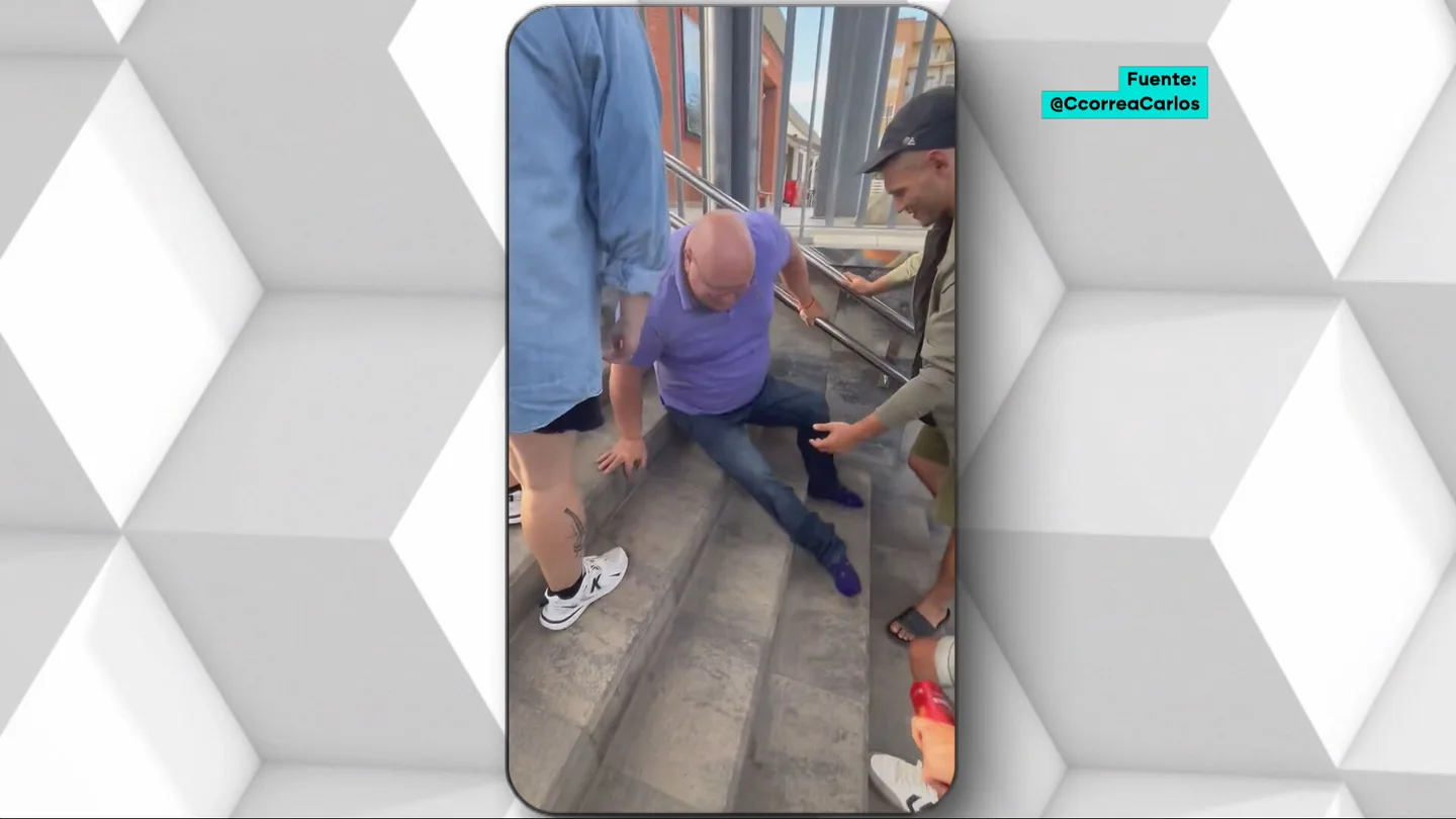 Carlos, persona de movilidad reducida, subiendo las escaleras con sus brazos Carlos, persona de movilidad reducida, subiendo las escaleras con sus brazos