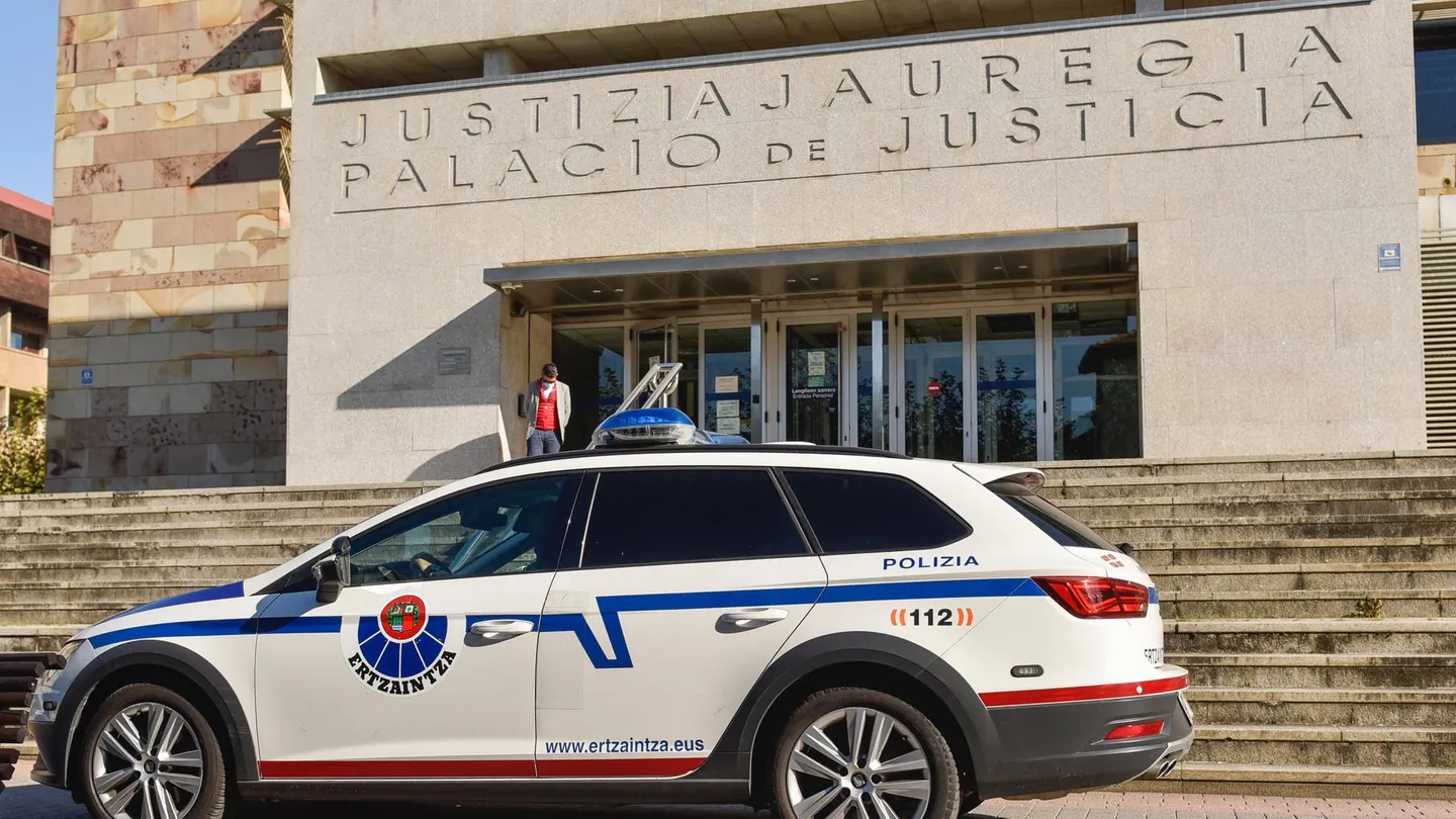 Imagen de archivo de un coche patrulla de la Ertzaintza ante unos juzgados. Imagen de archivo de un coche patrulla de la Ertzaintza ante unos juzgados.
