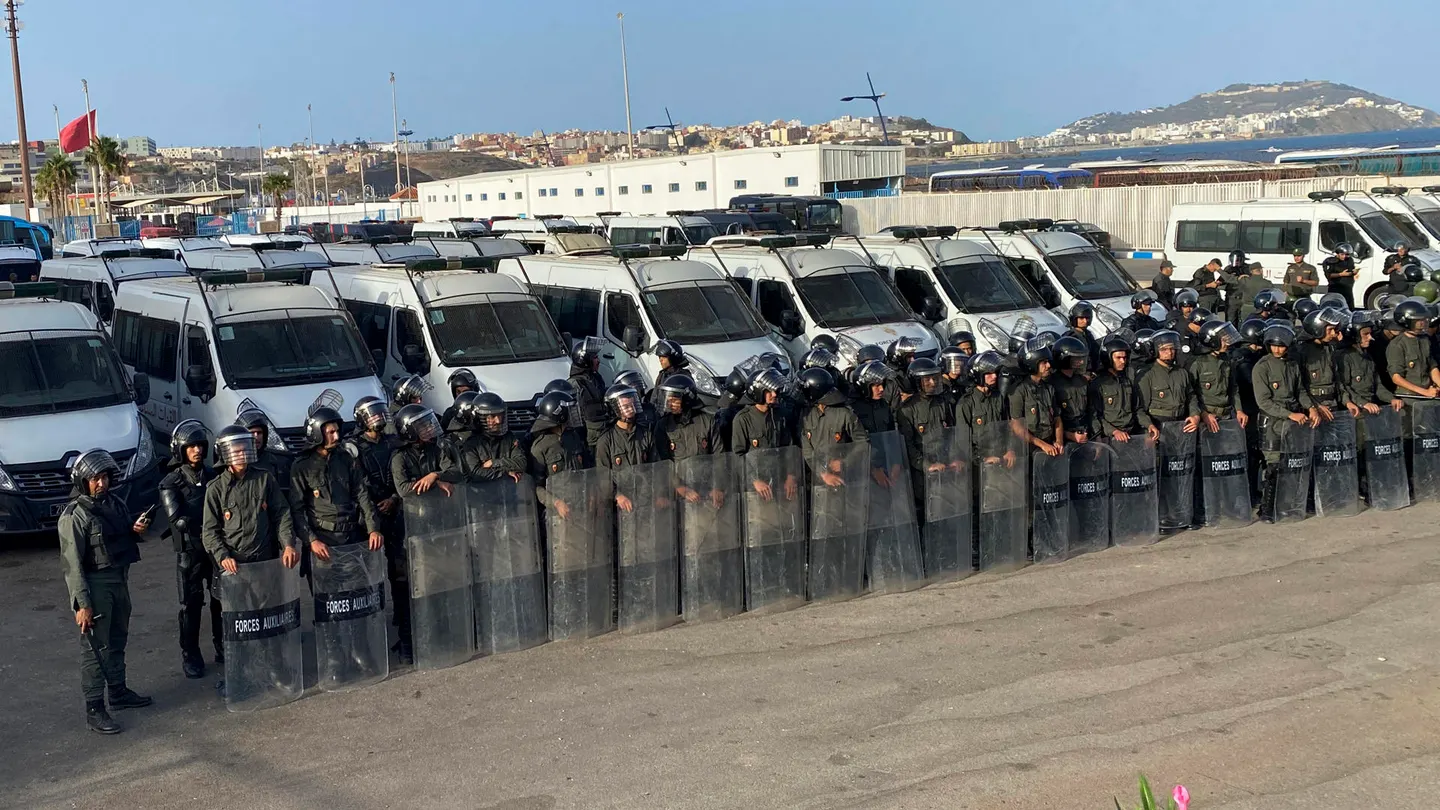 El despliegue policial marroquí en la frontera con Ceuta El despliegue policial marroquí en la frontera con Ceuta