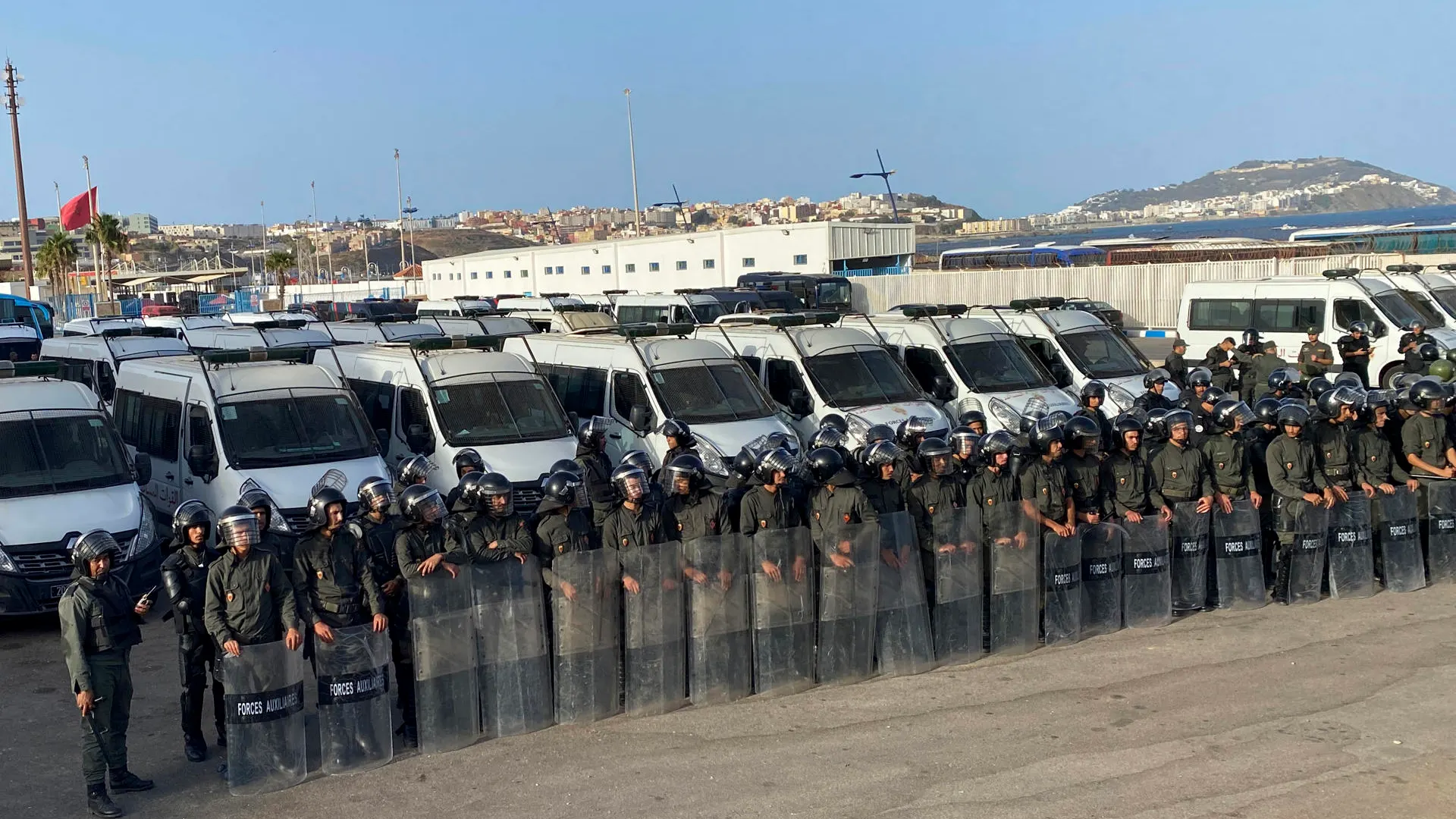 El despliegue policial marroquí en la frontera con Ceuta