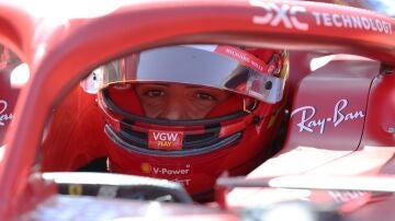 Carlos Sainz, en el cockpit de Ferrari