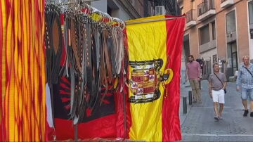 Bandera franquista en el mercadillo de El Rastro 