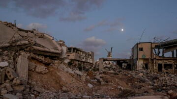 Las ruinas de una mezquita entre los edificios destruidos en Khan Yunis, en el sur de la Franja de Gaza, el 15 de septiembre de 2024.
