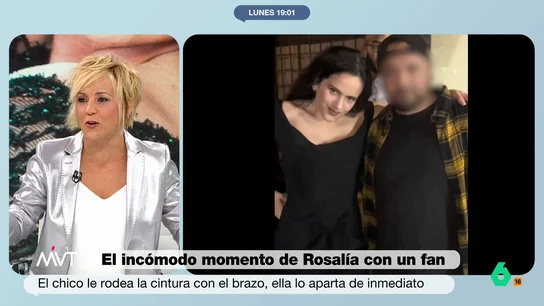 Cristina Pardo, al ver el incómodo momento de Rosalía con un fan: “Si te están quitando la mano, no la vuelvas a poner” La cantante retiró la mano de un fan al hacerse una foto con él en Nueva York, mostrándose visiblemente incómoda ante el gesto de su seguidor. "La cantante ha tenido más educación que él", comenta Iñaki López.