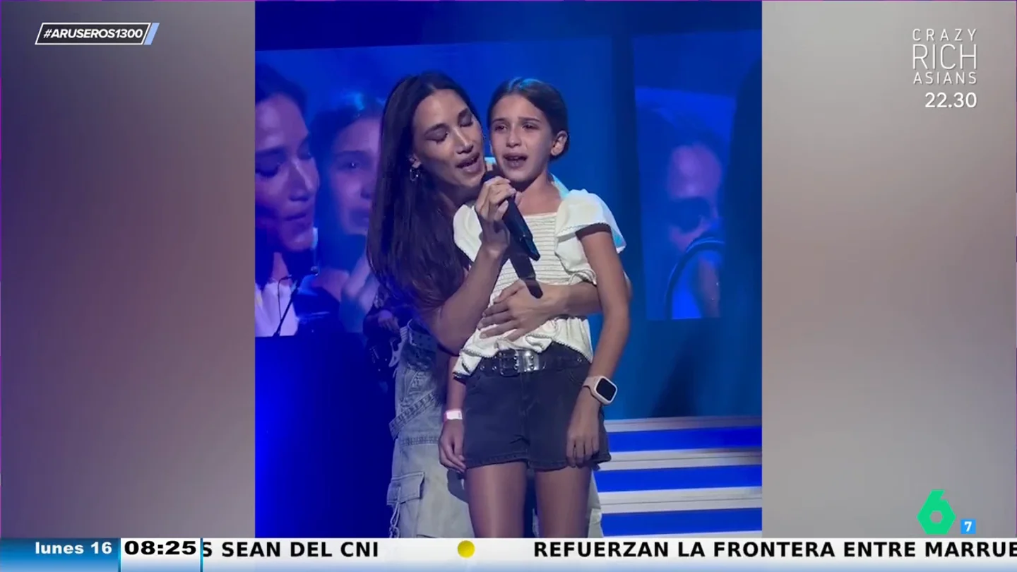 India Martínez cumple el sueño de una niña al sacarla a cantar '90 minutos': así fue el emotivo momento viral India Martínez cumple el sueño de una niña al sacarla a cantar '90 minutos': así fue el emotivo momento viral