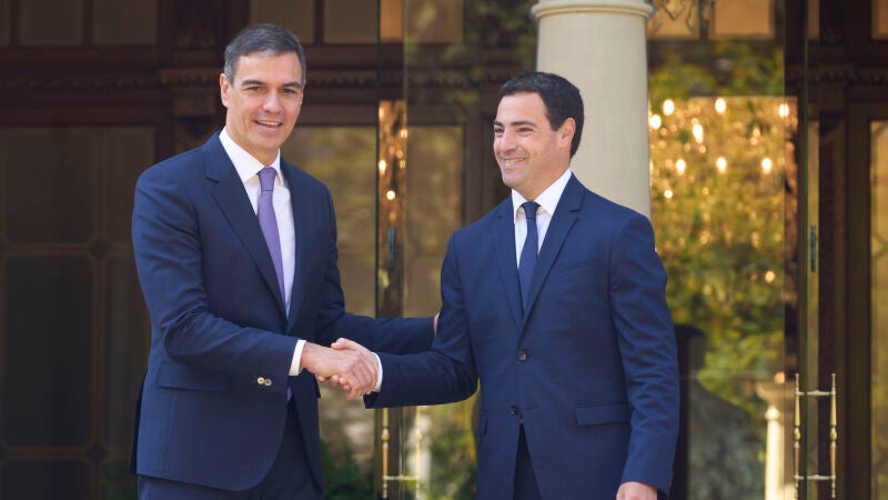 El presidente del Gobierno, Pedro Sánchez, y el lehendakari, Imanol Pradales, se saludan en el Palacio de Ajuria Enea