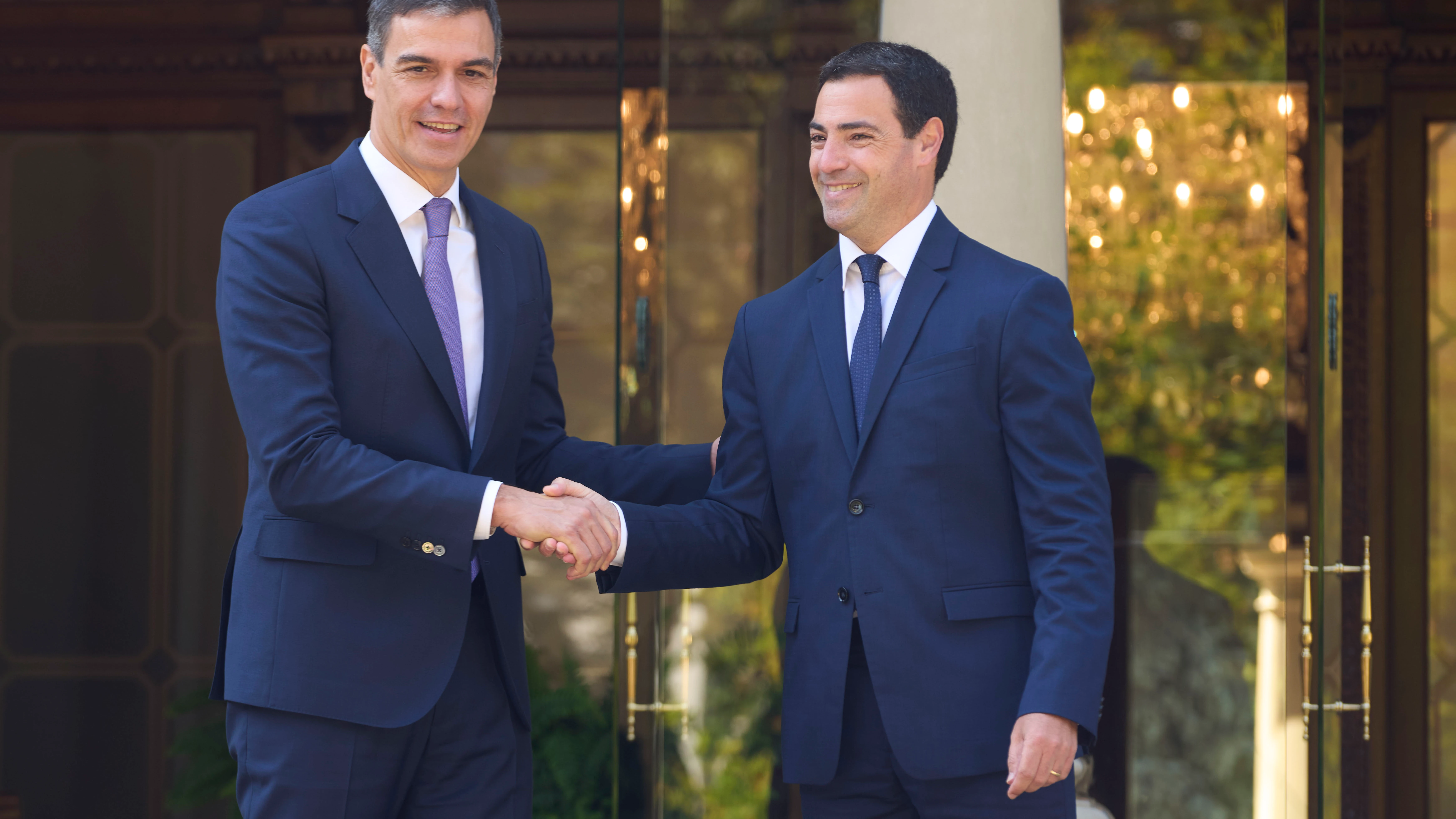 El presidente del Gobierno, Pedro Sánchez, y el lehendakari, Imanol Pradales, se saludan en el Palacio de Ajuria Enea