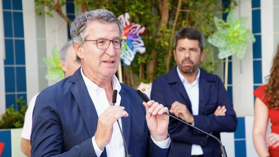 El presidente del Partido Popular, Alberto Núñez Feijóo, durante su visita a una escuela infantil en Alicante, este lunes. El presidente del Partido Popular, Alberto Núñez Feijóo, durante su visita a una escuela infantil en Alicante, este lunes.