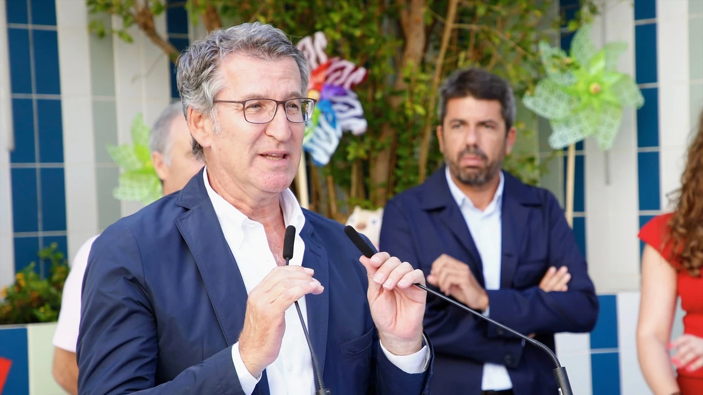 El presidente del Partido Popular, Alberto Núñez Feijóo, durante su visita a una escuela infantil en Alicante, este lunes. El presidente del Partido Popular, Alberto Núñez Feijóo, durante su visita a una escuela infantil en Alicante, este lunes.