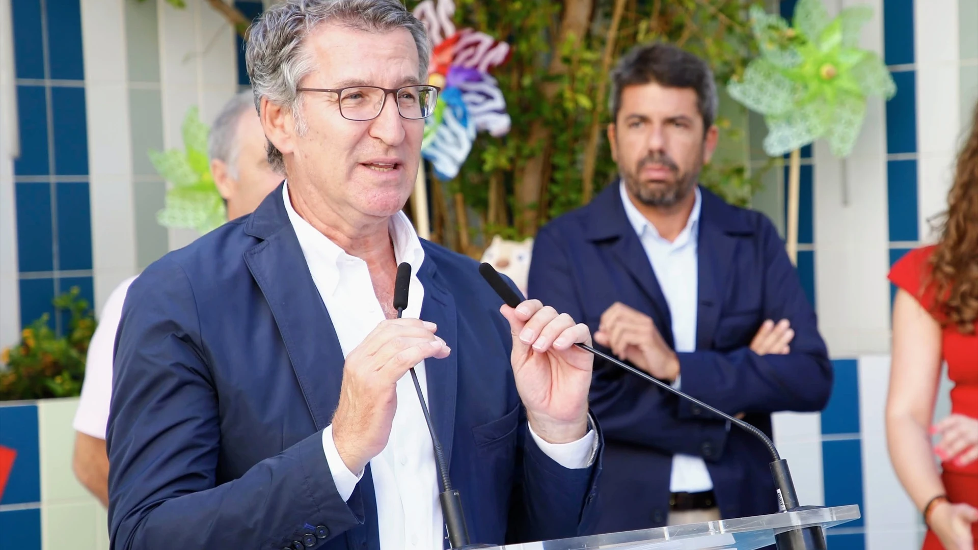 El presidente del Partido Popular, Alberto Núñez Feijóo, durante su visita a una escuela infantil en Alicante, este lunes.