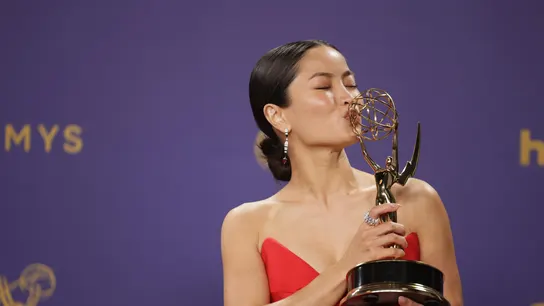 Anna Sawai, ganadora del premio a Actriz Principal Destacada en una Serie Dramática por 'Shogun', posa con su galardón en la sala de prensa durante la 76ª ceremonia. Anna Sawai, ganadora del premio a Actriz Principal Destacada en una Serie Dramática por 'Shogun', posa con su galardón en la sala de prensa durante la 76ª ceremonia.