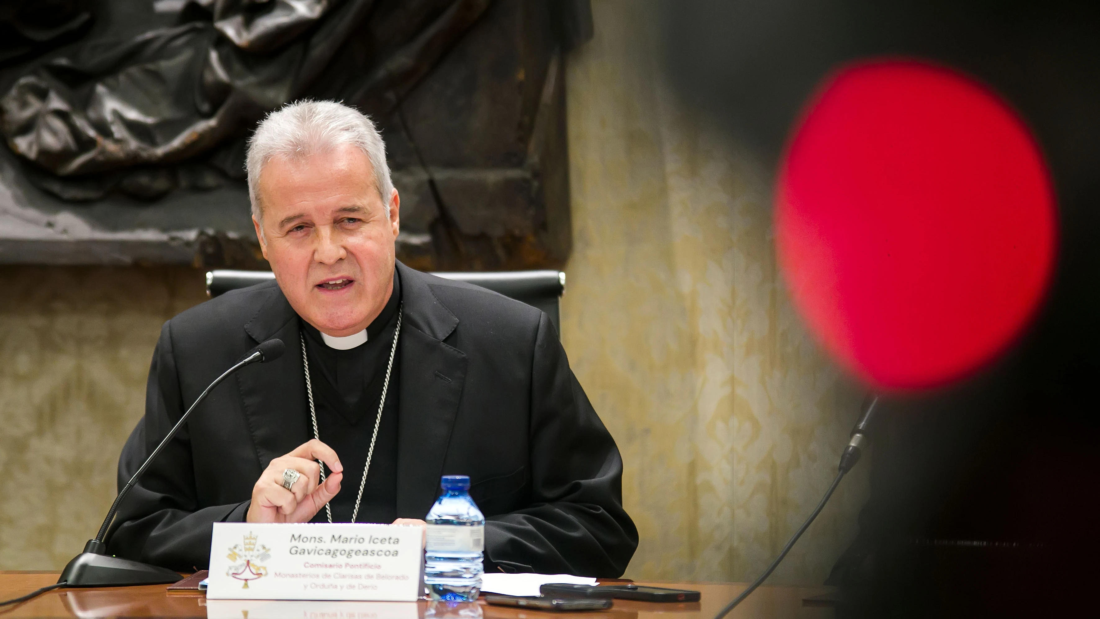 El arzobispo Mario Iceta Gavicagogeascoa, durante una rueda de prensa