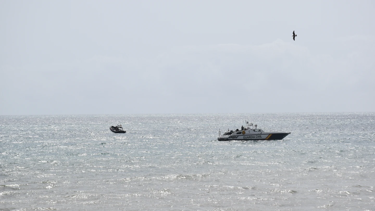 Dispositivo policial visto desde la playa de El Tarajel, en Ceuta. Dispositivo policial visto desde la playa de El Tarajel, en Ceuta.