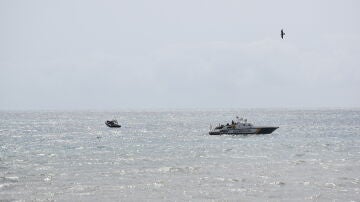 Dispositivo policial visto desde la playa de El Tarajel, en Ceuta.