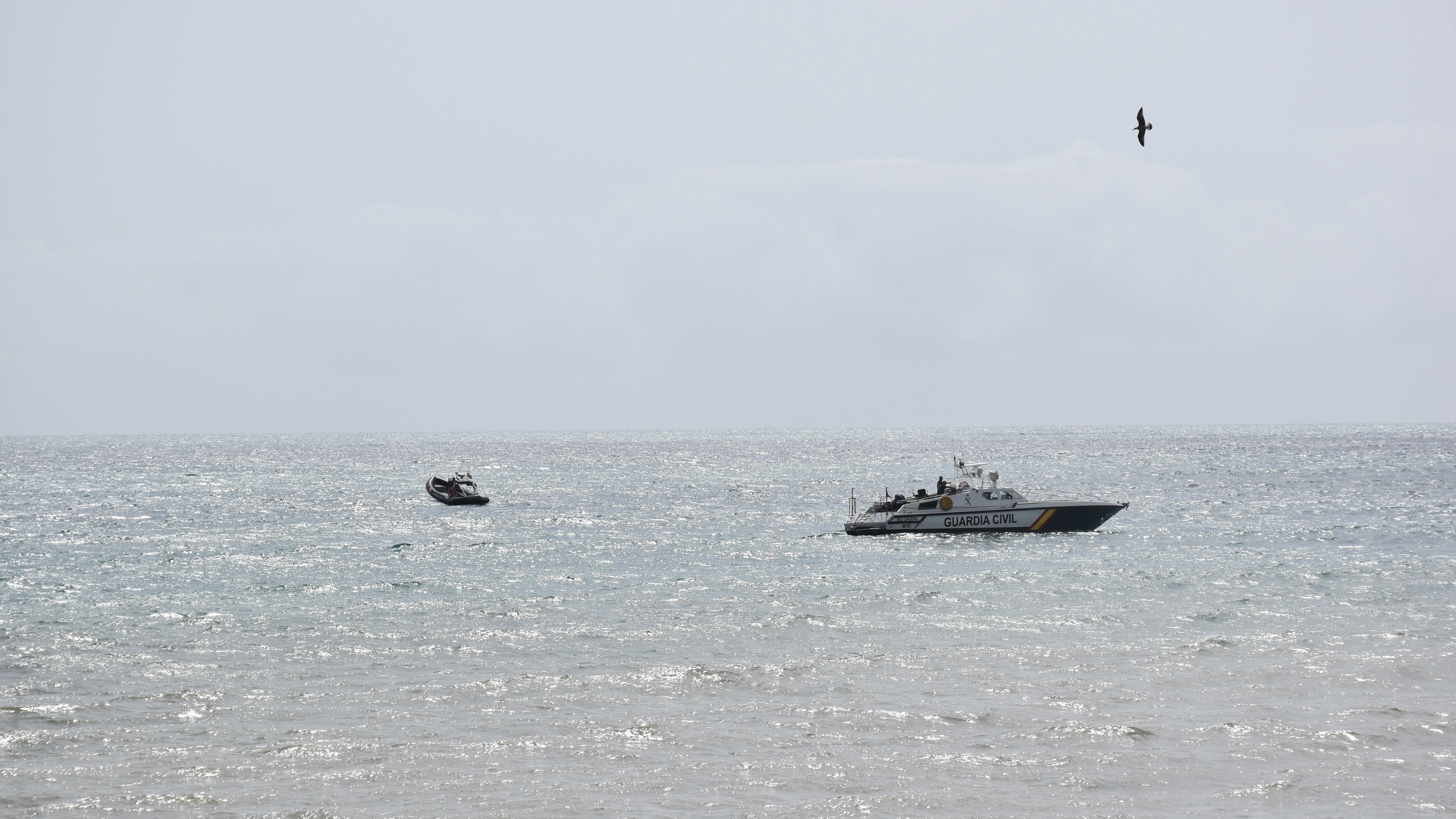 Dispositivo policial visto desde la playa de El Tarajel, en Ceuta.