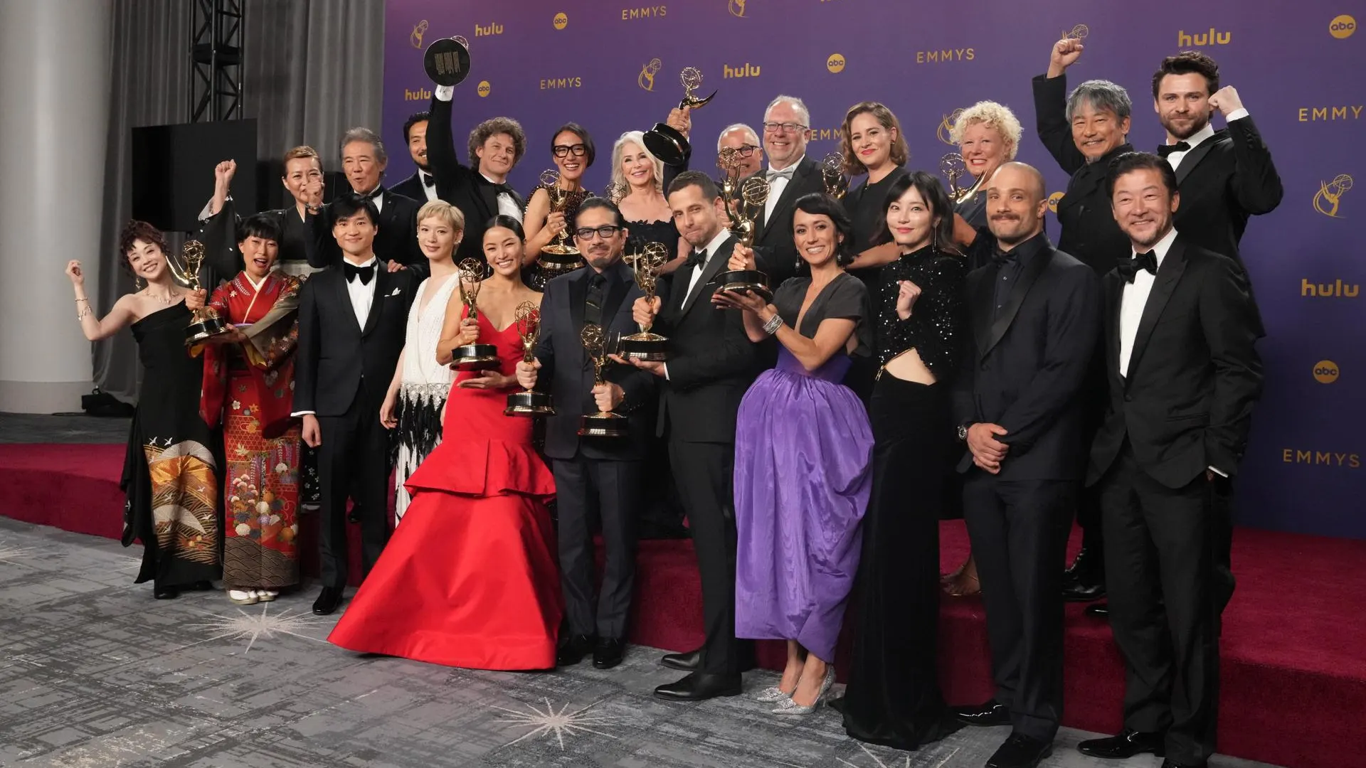 El reprto de 'Shogun' durante la 76ª ceremonia anual de los Premios Emmy celebrada en el Peacock Theater de Los Ángeles, California, Estados Unidos, el 15 de septiembre de 2024. 