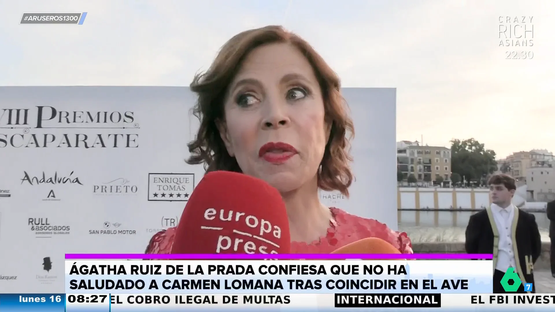 Así reacciona Ágatha Ruiz de la Prada al aparecer Carmen Lomana detrás: "Gracias a dios llevaba mucho sin verla"