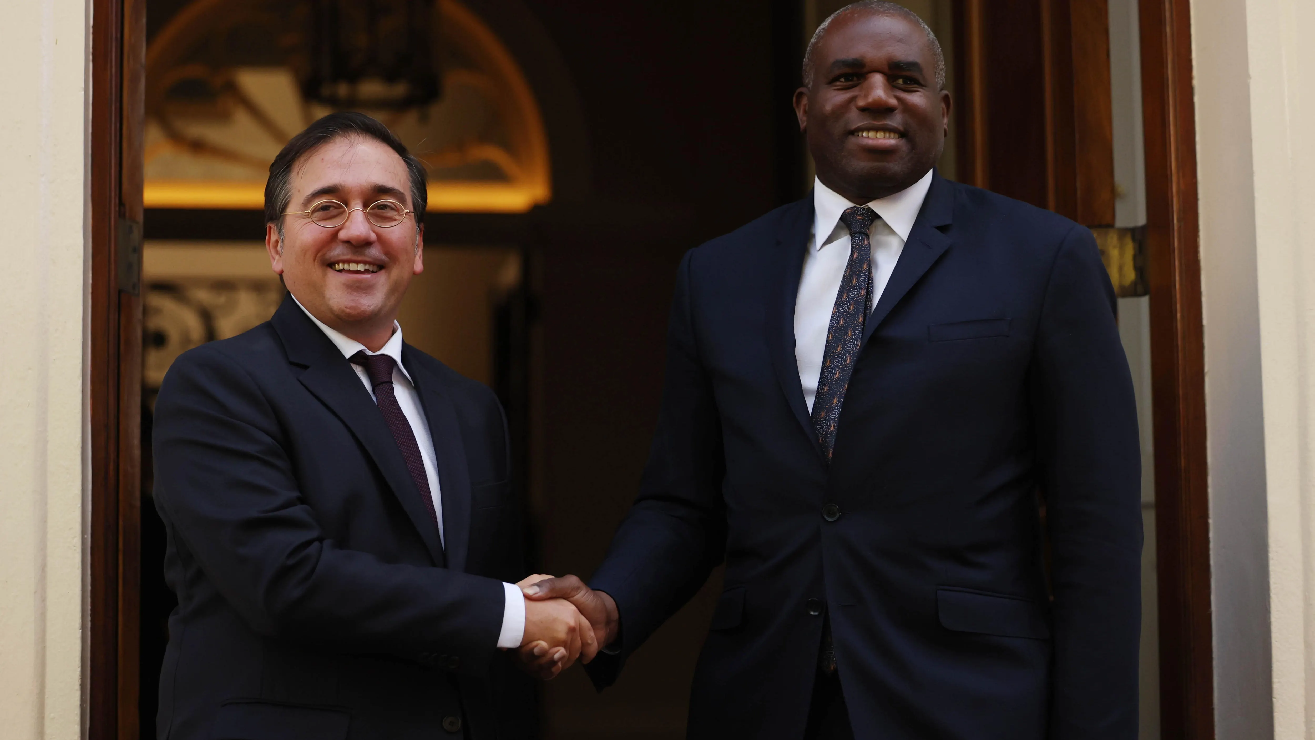 El ministro de Asuntos Exteriores, José Manuel Albares, saluda en Londres a su homólogo británico, David Lammy