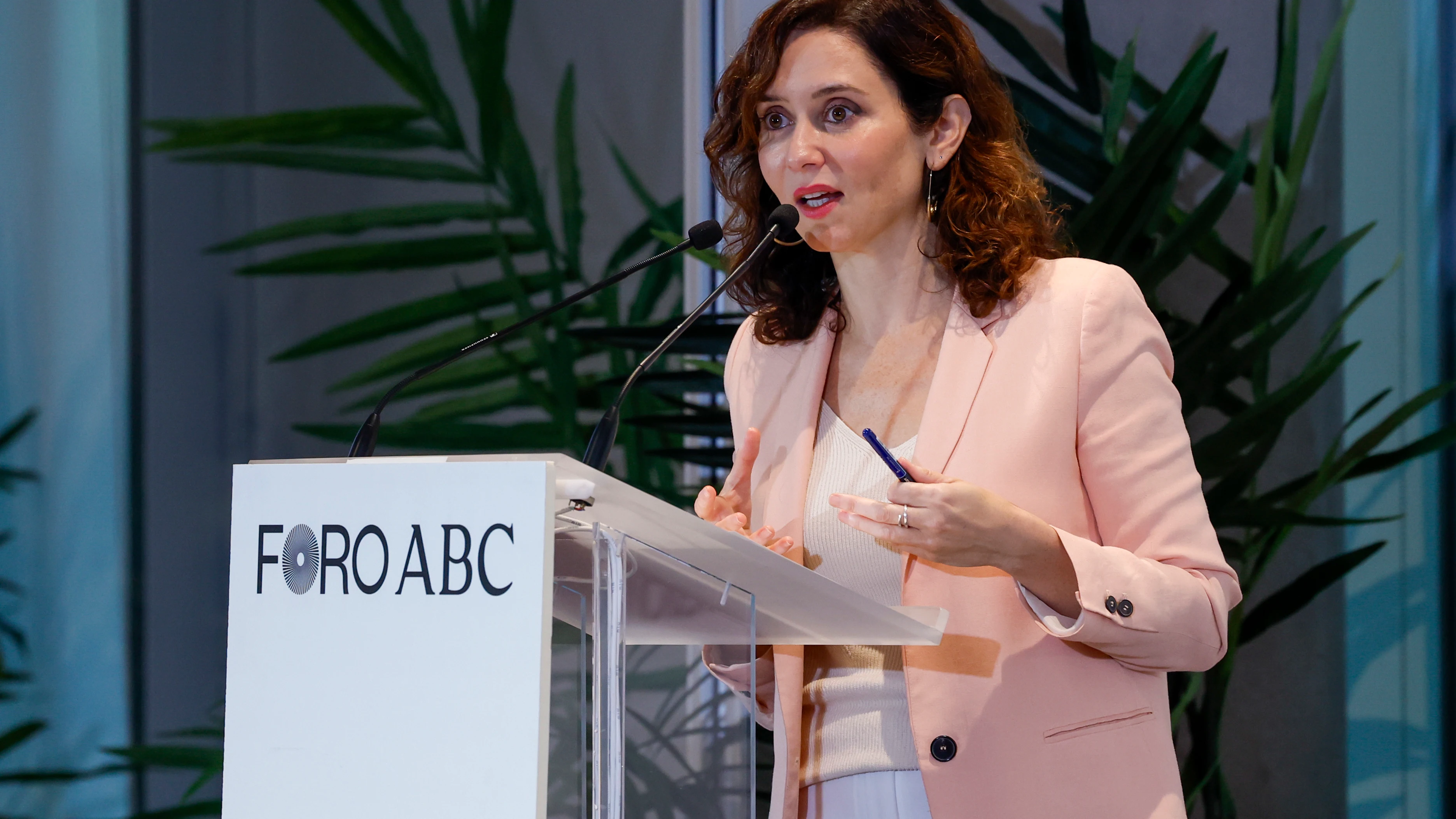 La presidenta de la Comunidad de Madrid Isabel Díaz Ayuso, este lunes en el Foro ABC en Madrid.