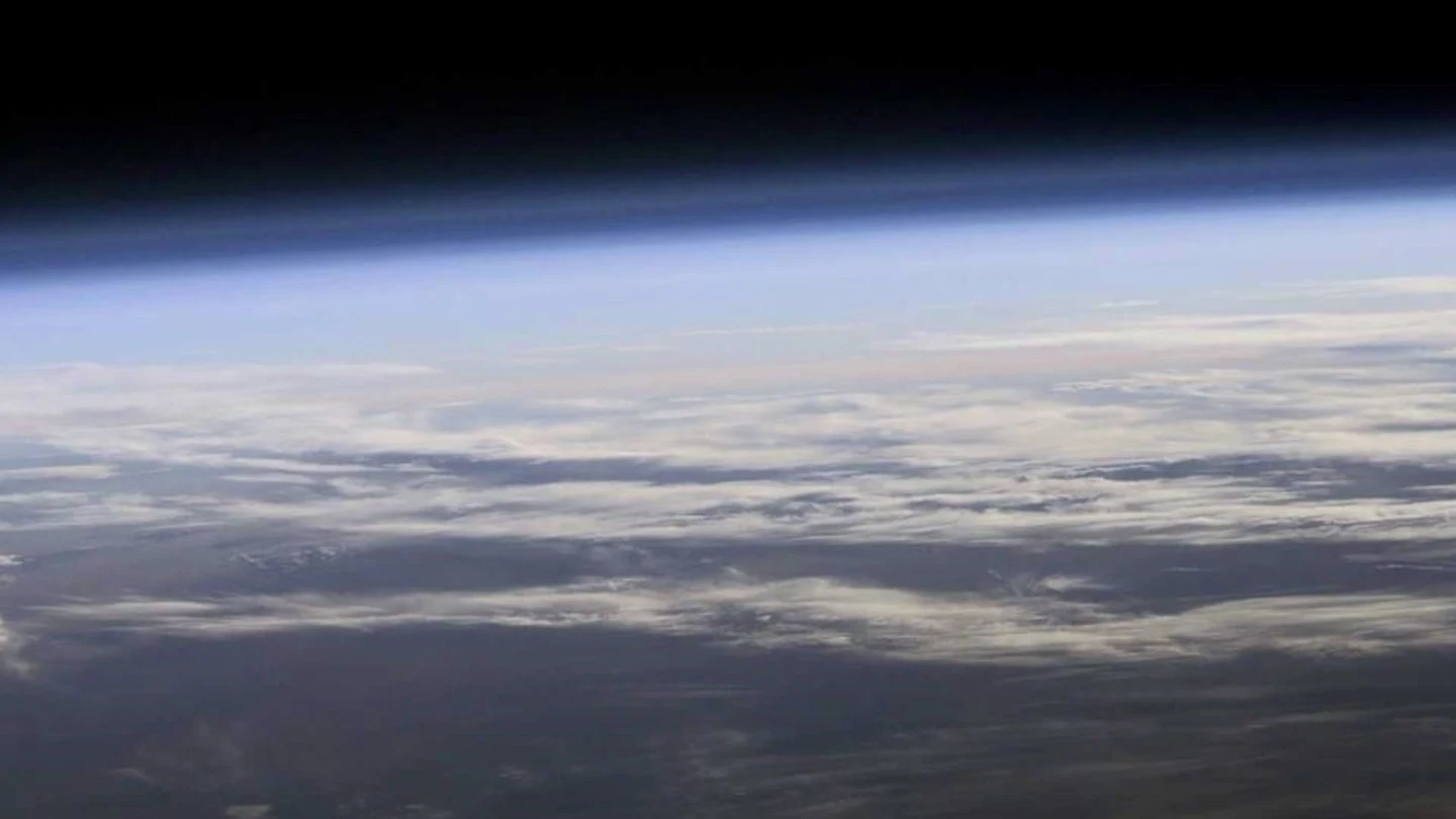 La capa de ozono en la estratosfera protege la vida en la Tierra de la dañina radiación ultravioleta La capa de ozono en la estratosfera protege la vida en la Tierra de la dañina radiación ultravioleta
