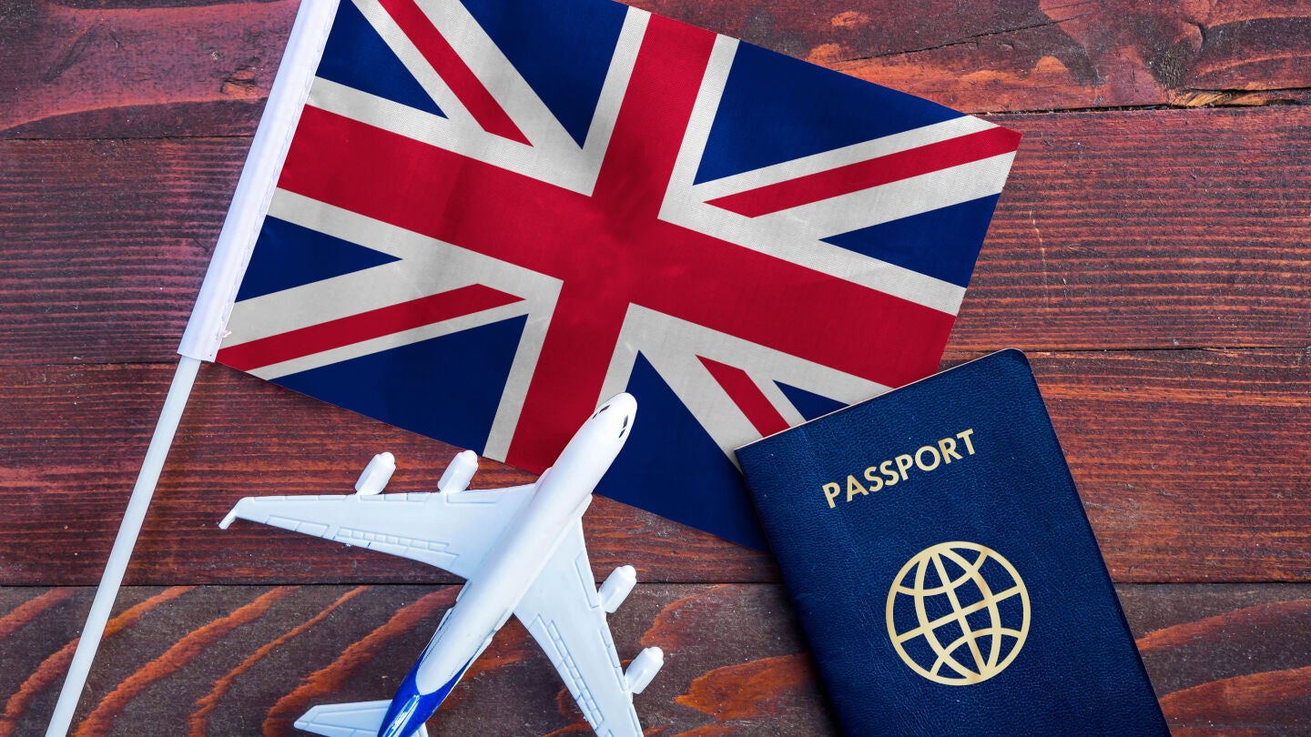 Bandera de Reino Unido con el pasaporte