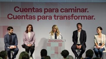 La vicepresidenta del Gobierno y ministra de Trabajo, Yolanda Díaz, acompañada por los ministros de Sumar