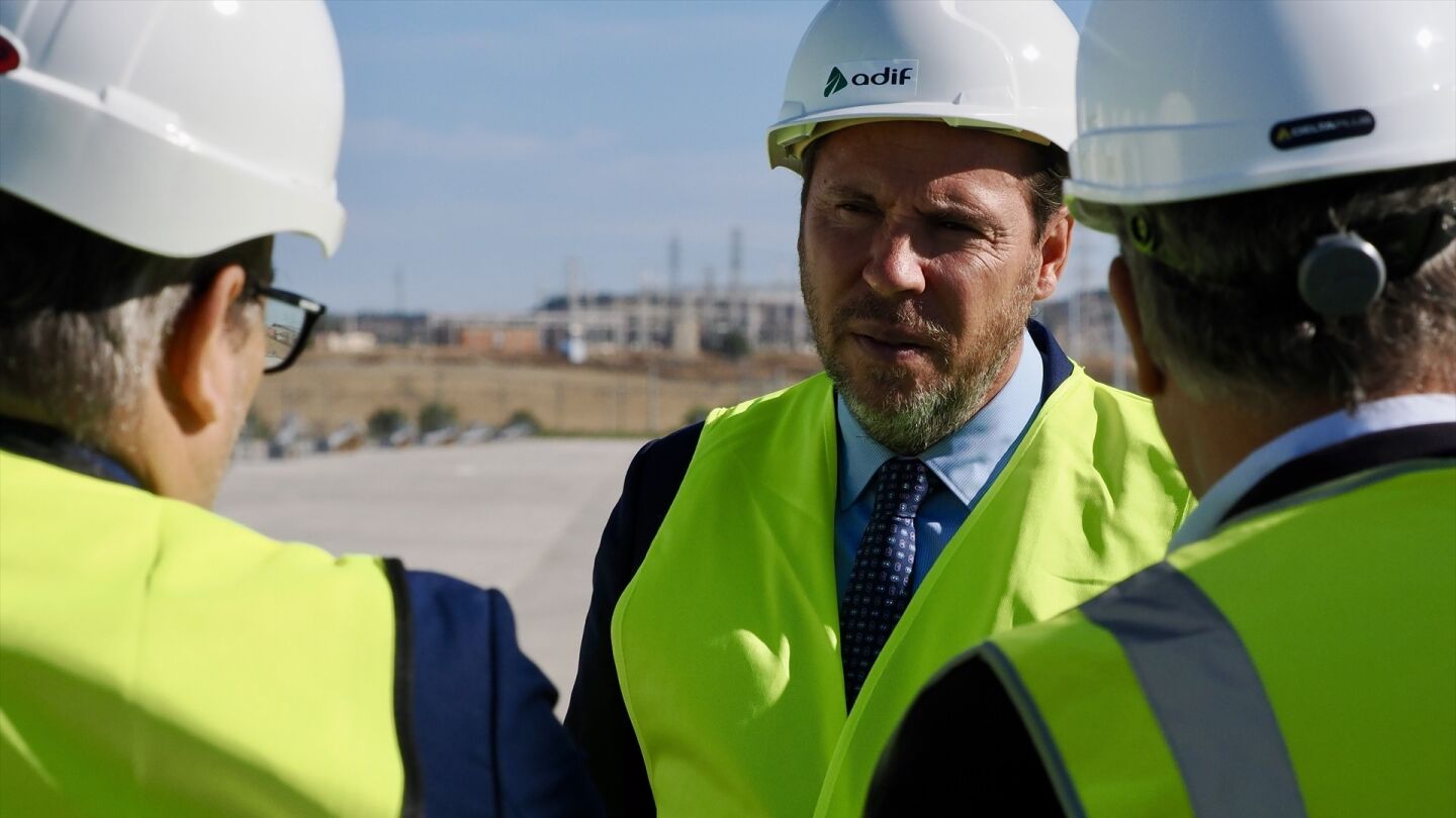 El ministro de Transportes y Movilidad Sostenible y exalcalde socialista de Valladolid, &Oacute;scar Puente, durante su visita a las obras de la futura estaci&oacute;n intermodal de mercanc&iacute;as