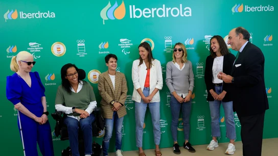 Ignacio Galán, presidente de Iberdrola, junto a Susana Rodríguez, Teresa Perales, María Pérez, Sara Sorribes, Elena Congost y Laura Ester Ignacio Galán, presidente de Iberdrola, junto a Susana Rodríguez, Teresa Perales, María Pérez, Sara Sorribes, Elena Congost y Laura Ester