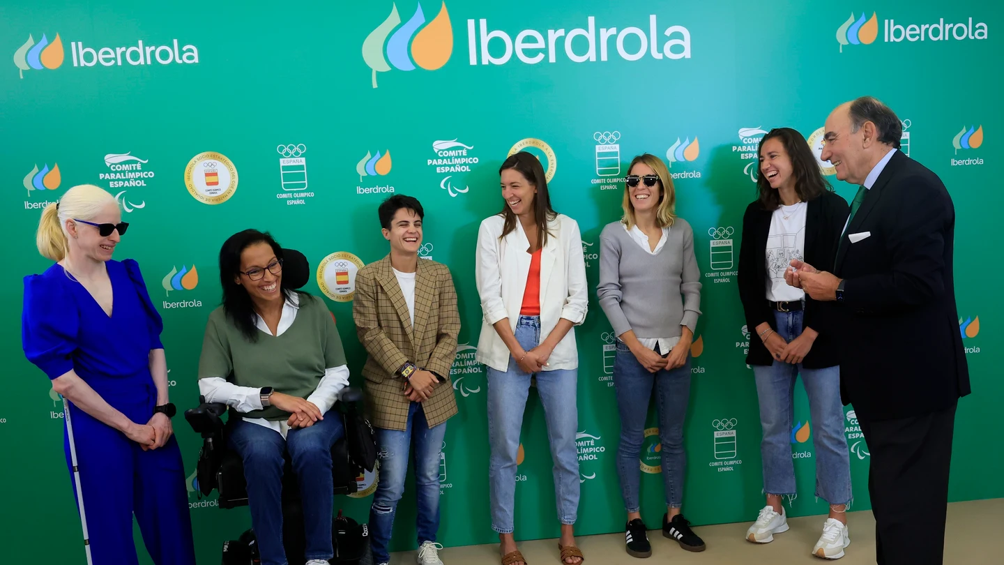 Ignacio Galán, presidente de Iberdrola, junto a Susana Rodríguez, Teresa Perales, María Pérez, Sara Sorribes, Elena Congost y Laura Ester Ignacio Galán, presidente de Iberdrola, junto a Susana Rodríguez, Teresa Perales, María Pérez, Sara Sorribes, Elena Congost y Laura Ester