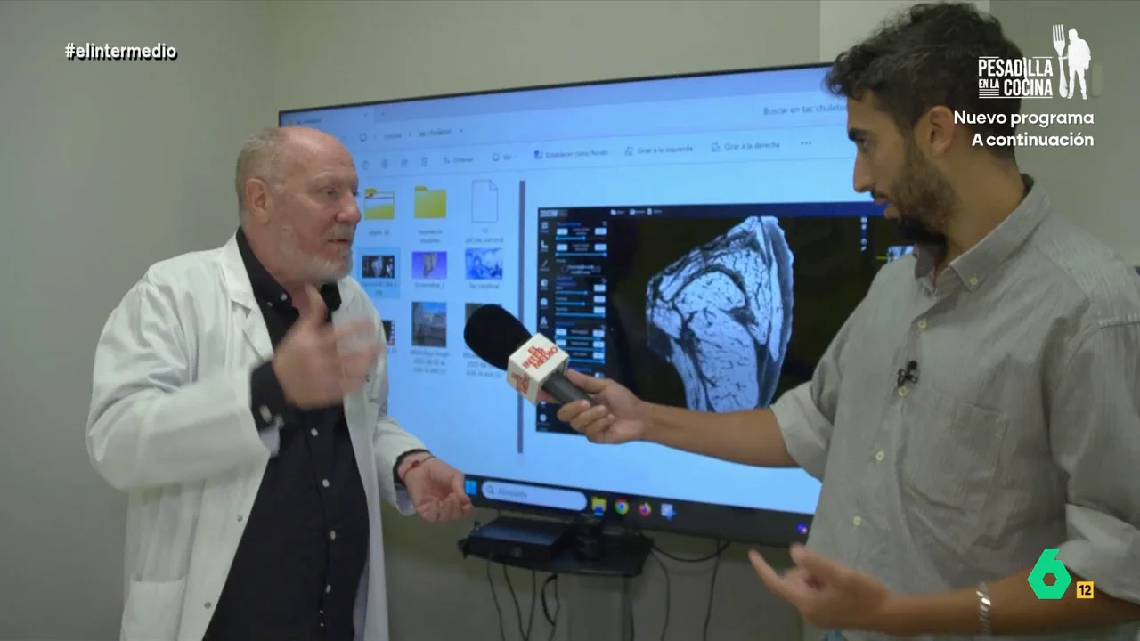 El reportero visita una empresa en la que se imprimen alimentos. Juárez, además, no duda en probar diferentes alimentos elaborados con esta tecnología. Descubre sus impresiones en el vídeo principal. 