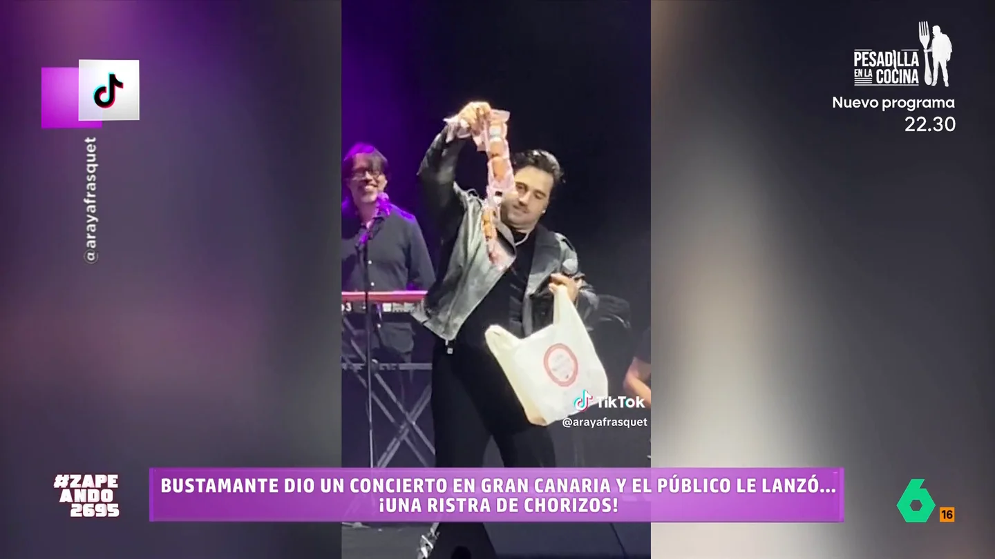 Lanzan a David Bustamante una ristra de chorizos en plena actuación: "Es el mejor concierto de mi vida" El cantante estaba actuando en Gran Canaria y uno de sus seguidores decide obsequiarle con un producto delicioso. El artista no duda, además, en probar en pleno concierto el producto.