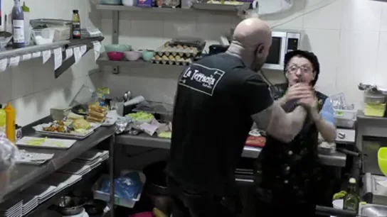 La cocinera tira los walkies del dueño de 'La terracita' a la freidora: "A la próxima le meteré las hamburguesas en la calva" La cocinera tira los walkies del dueño de 'La terracita' a la freidora: "A la próxima le meteré las hamburguesas en la calva"