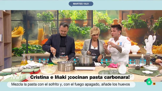 Cristina Pardo e Iñaki López aprenden a cocinar pasta carbonara: la receta paso a paso Carlos Maldonado propone un nuevo reto a los presentadores de Más Vale Tarde: aprender a elaborar pasta fresca con salsa carbonara desde cero. ¿Quieres cocinar con ellos? No te pierdas la receta en el vídeo principal.
