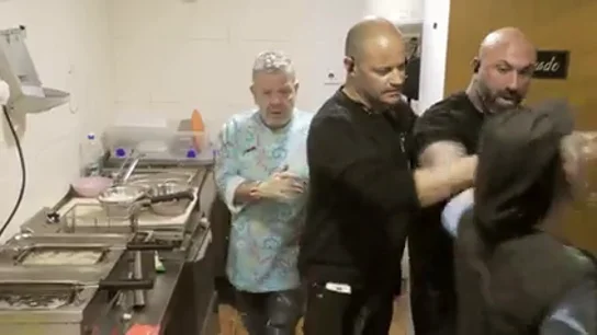 Alberto Chicote entra a separar a Jorge y Maite que llegan a las manos tras una fuerte discusión en cocinas Alberto Chicote entra a separar a Jorge y Maite que llegan a las manos tras una fuerte discusión en cocinas
