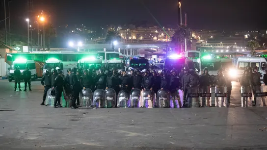 Las fuerzas de seguridad pública marroquíes se despliegan cerca de un control aduanero en la frontera terrestre con el enclave español de Ceuta Las fuerzas de seguridad pública marroquíes se despliegan cerca de un control aduanero en la frontera terrestre con el enclave español de Ceuta
