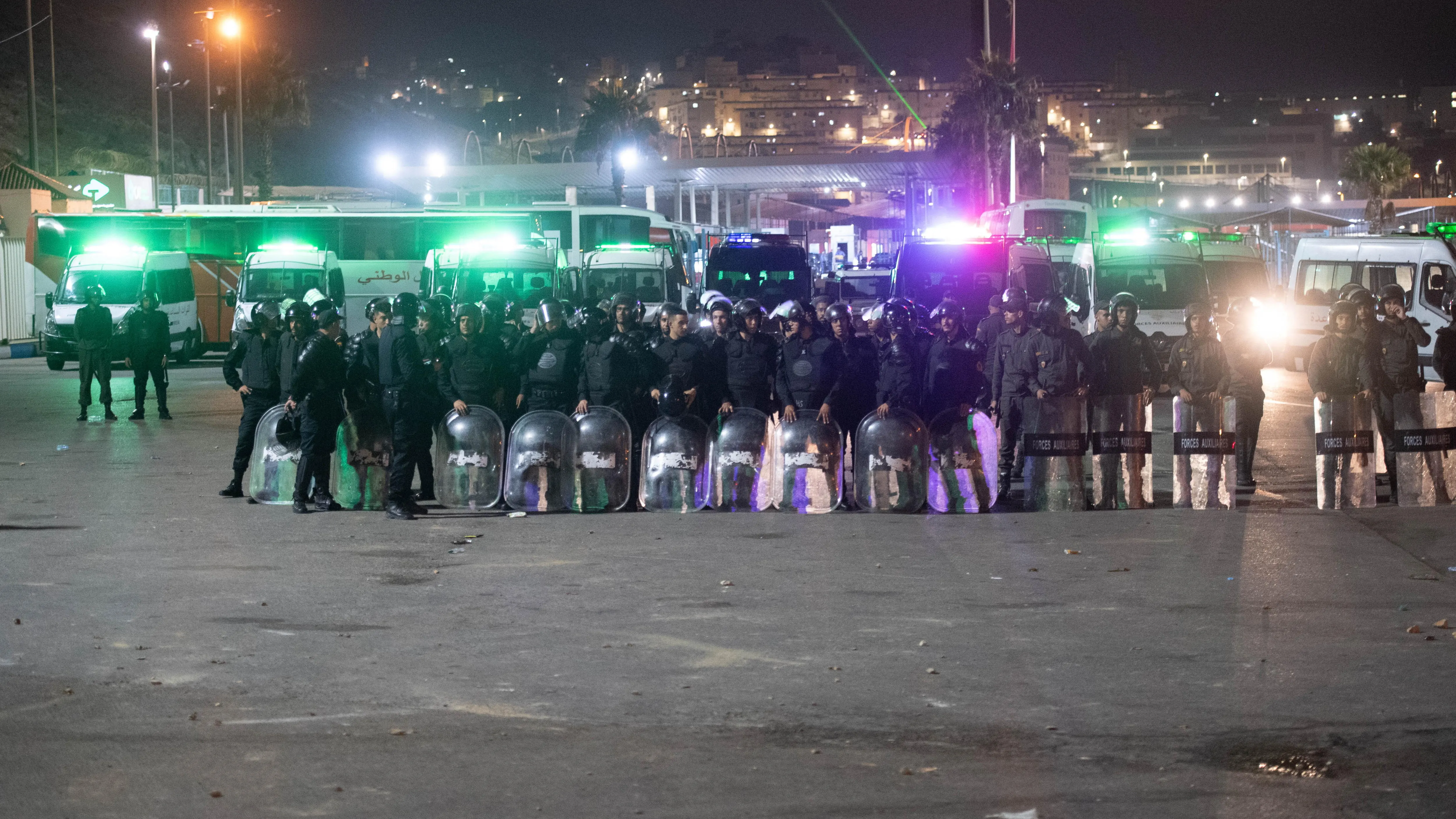 Las fuerzas de seguridad pública marroquíes se despliegan cerca de un control aduanero en la frontera terrestre con el enclave español de Ceuta