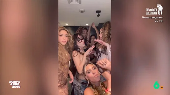 Shakira sorprende bailando su nuevo tema con Danna, Lele Pons o Anitta: "Se pasa rico soltera" La cantante ha publicado un adelanto de su nuevo tema rodeada de un grupo de amigas de lujo. En las imágenes se puede ver como la colombiana canta a la soltería mientras baila frente a un espejo con todas ellas.
