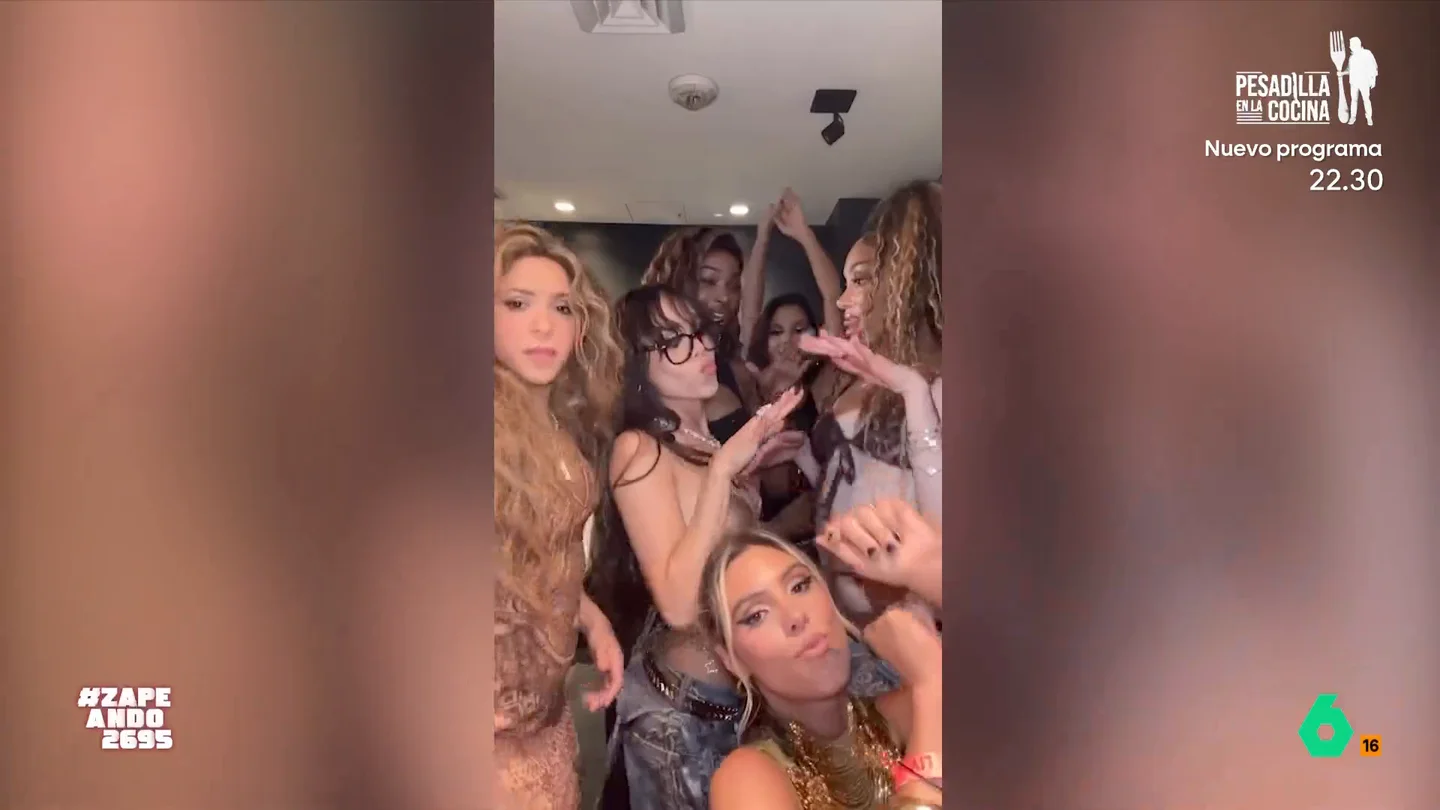 Shakira sorprende bailando su nuevo tema con Danna, Lele Pons o Anitta: "Se pasa rico soltera" La cantante ha publicado un adelanto de su nuevo tema rodeada de un grupo de amigas de lujo. En las imágenes se puede ver como la colombiana canta a la soltería mientras baila frente a un espejo con todas ellas.