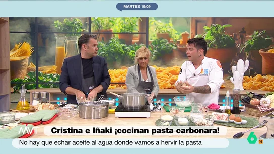 El chef Carlos Maldonado 'elige' a su cocinero preferido: "Yo soy de vuestro equipo, pero me tira más Cristina" Iñaki López y Cristina Pardo han aprendido a hacer pasta fresca pero, durante el proceso de amasado, el chef ha ayudado un poco a la presentadora. Algo que no ha 'gustado' a su compañero.