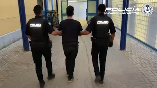 Detenido un hombre con dos menores en su coche y sedantes y grilletes en el maletero Detenido un hombre con dos menores en su coche y sedantes y grilletes en el maletero
