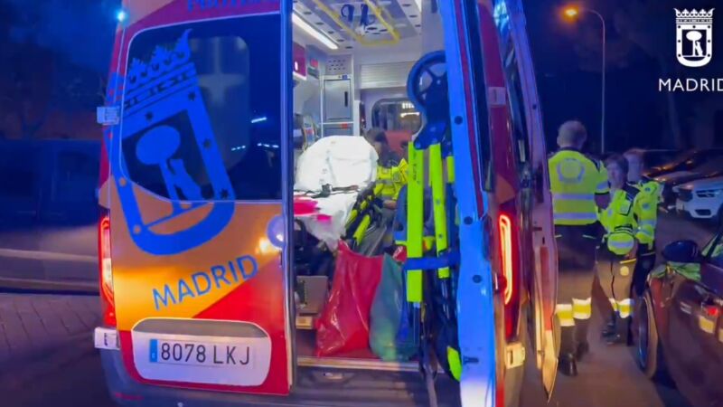 Emergencias Madrid atiende al joven de 26 años fallecido tras un apuñalamiento. 