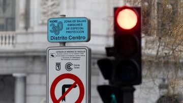 Cartel señalizador en Madrid de la Zona de Bajas Emisiones de Especial Protección llamada Distrito Centro.