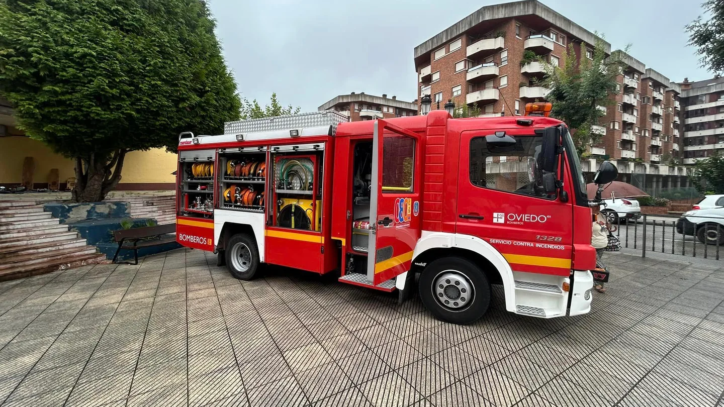 Qué debes saber de las oposiciones a conductor del Servicio de Extinción de Incendios y Salvamento del Ayuntamiento de Oviedo: número de plazas, fechas, requisitos y exámenes Camión de bomberos de Oviedo