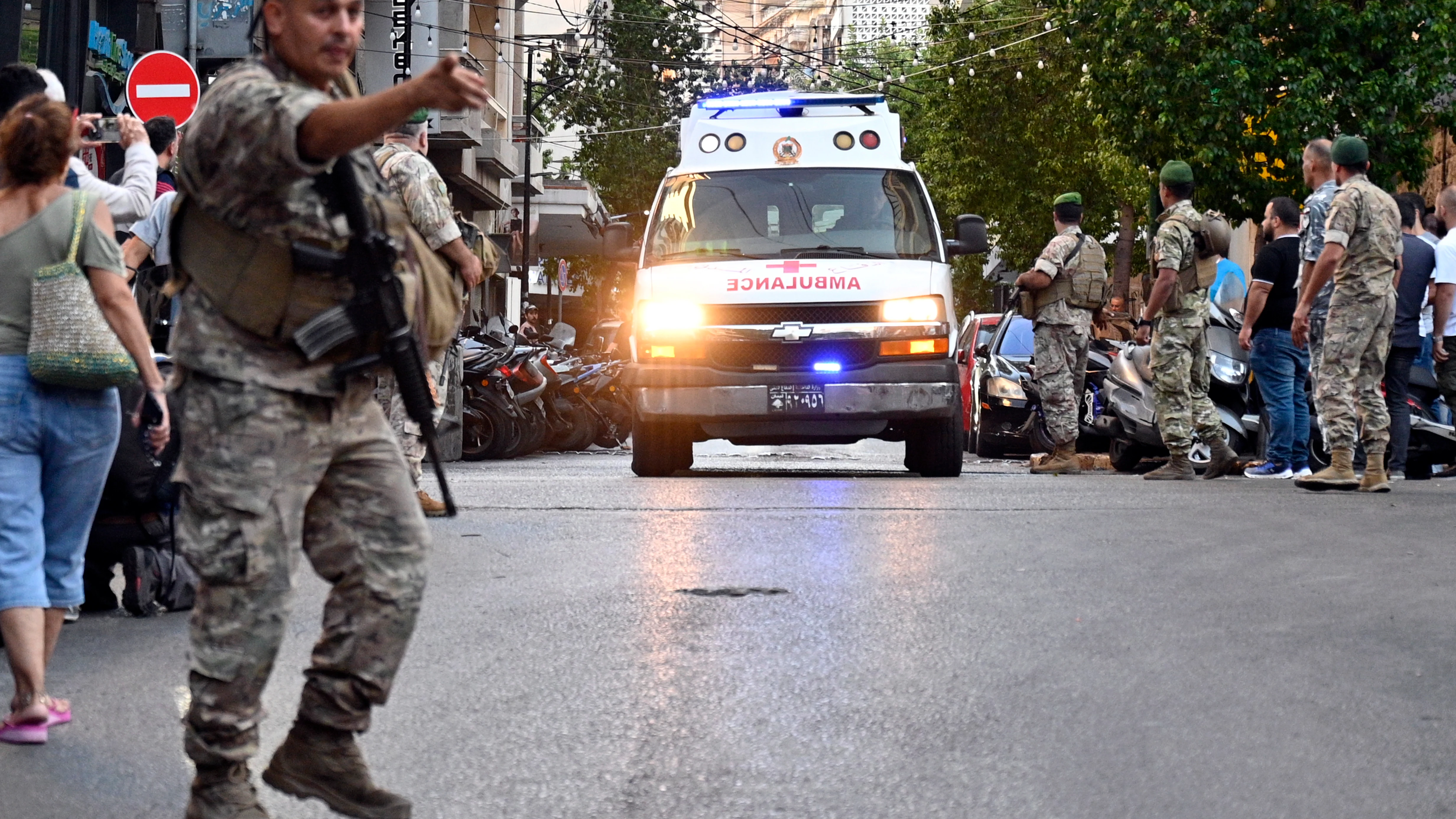 Efectivos de emergencias trasladan a heridos por las explosión de buscas en Líbano