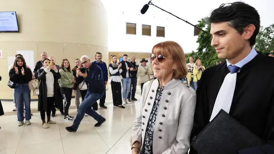 Aplausos y mensajes de apoyo a Gisèle Pelicot a la salida del juicio. Aplausos y mensajes de apoyo a Gisèle Pelicot a la salida del juicio.