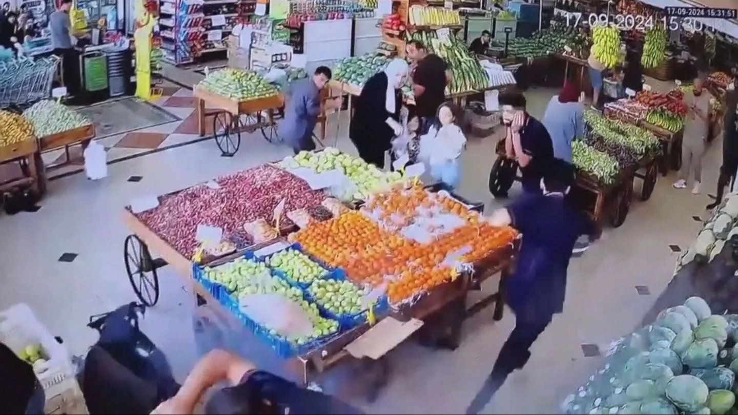 El momento de la explosión de uno de los buscas personales que han dejado miles de muertos en Líbano El momento de la explosión de uno de los buscas personales que han dejado miles de muertos en Líbano