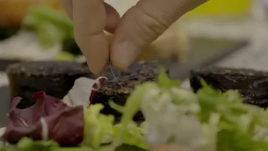 El dueño de 'La Terracita' explota contra la cocinera tras encontrar un pelo en un plato: "Eres una guarra" El dueño de 'La Terracita' explota contra la cocinera tras encontrar un pelo en un plato: "Eres una guarra"