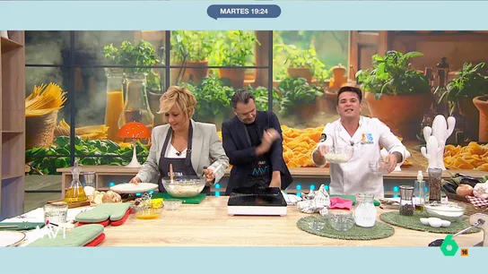 Iñaki López termina cubierto de harina en la cocina: "Parece que han pasado por aquí Atila y los Hunos" Los presentadores de Más Vale Tarde han elaborado pasta fresca. El ingrediente principal es la harina, lo que ha provocado que Iñaki termine con la americana machada de este ingrediente.